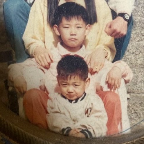 shinypoets's tweet photo. minho being the youngest of his family is so heartwarming, you can tell he was raised in such a loving household bc he turned out to be the kindest most wonderful &amp; tender boy ever ☹️☹️☹️ https://t.co/f8kYQLoaKZ