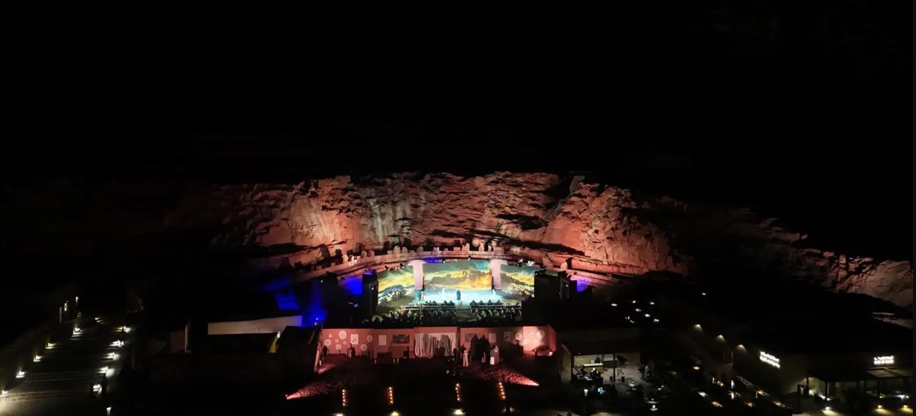 صور .. انطلاق مهرجان شتاء طنطورة بمحافظة العلا بباقةً من البرامج الثقافية والفنية والتراثية، من أبرزها ليالي البلدة القديمة، وشرفات طنطورة، وعندما يرصدنا الظل، وكرنفال المنشية، إلى جانب جولة بين الفنون الجدارية في البلدة القديمة، واحتفالية عام الحِرَف اليدوية، 