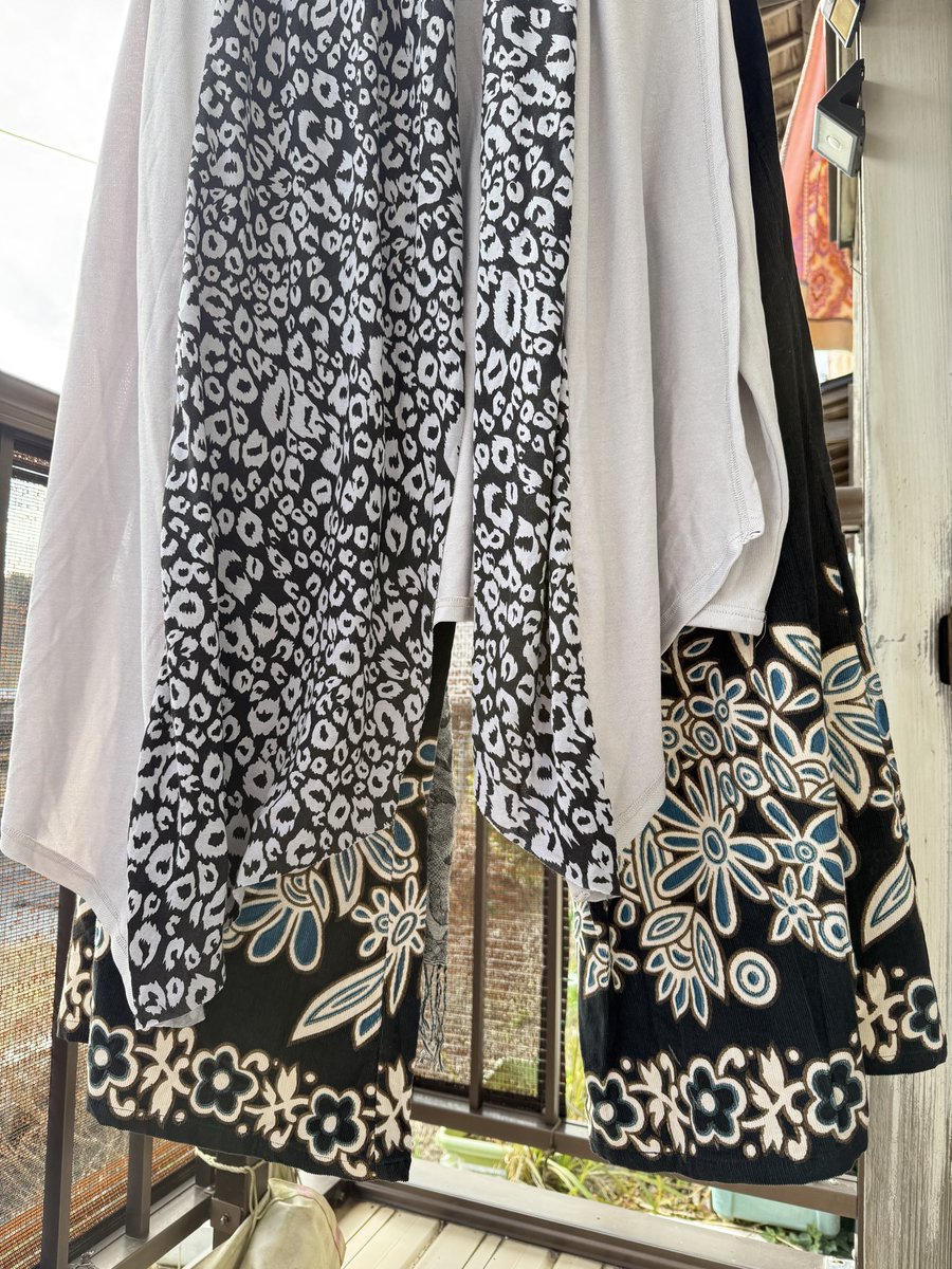 おはようございます

今晩はクリスマスライヴ🤶🎄🎸久しぶりの演者です
タンスの奥から引っ張り出してきた服を昨日干して、一部変色してたけど💦まぁいいや　🪶耳には羽根つけていこ

爆弾けてきます