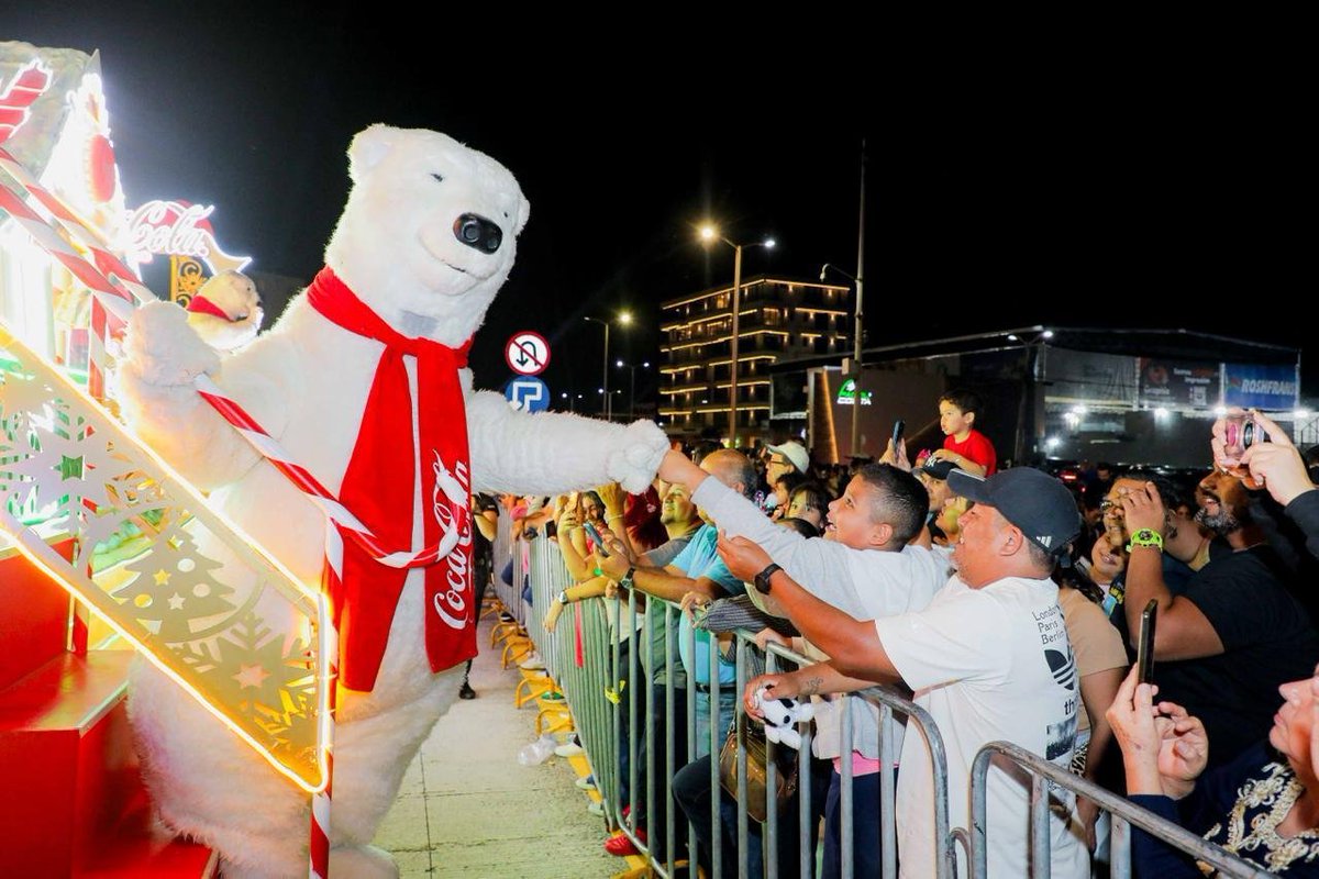 La Caravana Coca-Cola fue todo un éxito que vino a iluminar nuestro bulevar, contagiar alegría y reunir a familias y amigos en una noche llena de magia.
