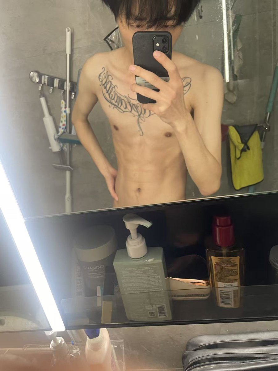 zemo6576's tweet photo. #直男偷拍 #直男勾引 #直男原味 
这两天勾引的一个咖啡厅上班的薄肌直男
挺好看的，二弟也大 https://t.co/BVWngHmtID