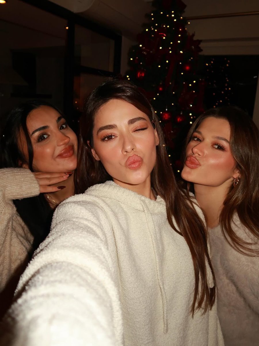 simaybarlasbr's tweet image. 📲 | #SimayBarlas com amigas recentemente. 🤍