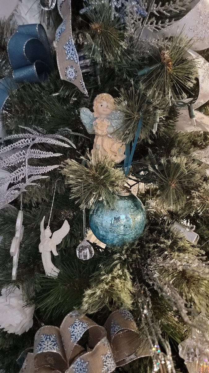 Barn697's tweet photo. #Christmas2025 tree.  #MerryChristmas &amp; #HappyHolidays to everyone!!!  🎄 https://t.co/CgroTx6DYI