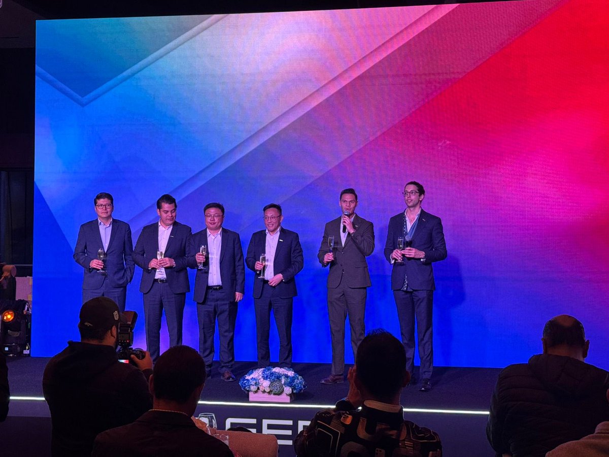 AutosyMas's tweet image. Geely reafirma su visión global en México. 
Busca cerrar 2025 con 22,000 unidades vendidas y proyecta superar las 50,000 a largo plazo. Presenta la EX5 EM-i GL: PHEV con 105 km en modo eléctrico, hasta 1,000 km de autonomía y precio de $569,990. @geelyautomexico #PHEV #Automotive