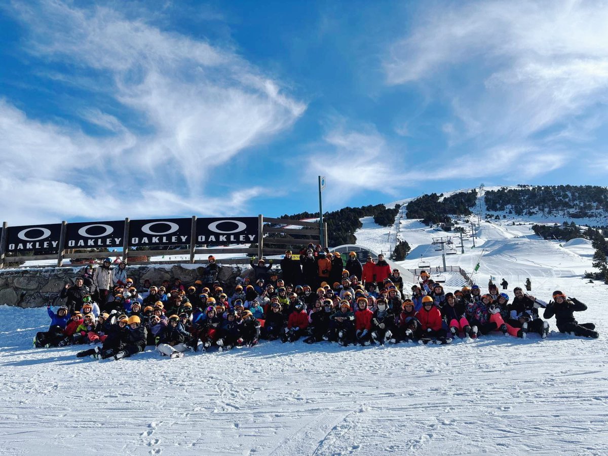 Nievegaudem's tweet photo. ¡Qué gran día  hemos pasado! Qué pena que llega el final. ¡Aquí estamos el equipazo completo que hemos venido a 🇦🇩! @grandvalira https://t.co/8UdPjai3LK