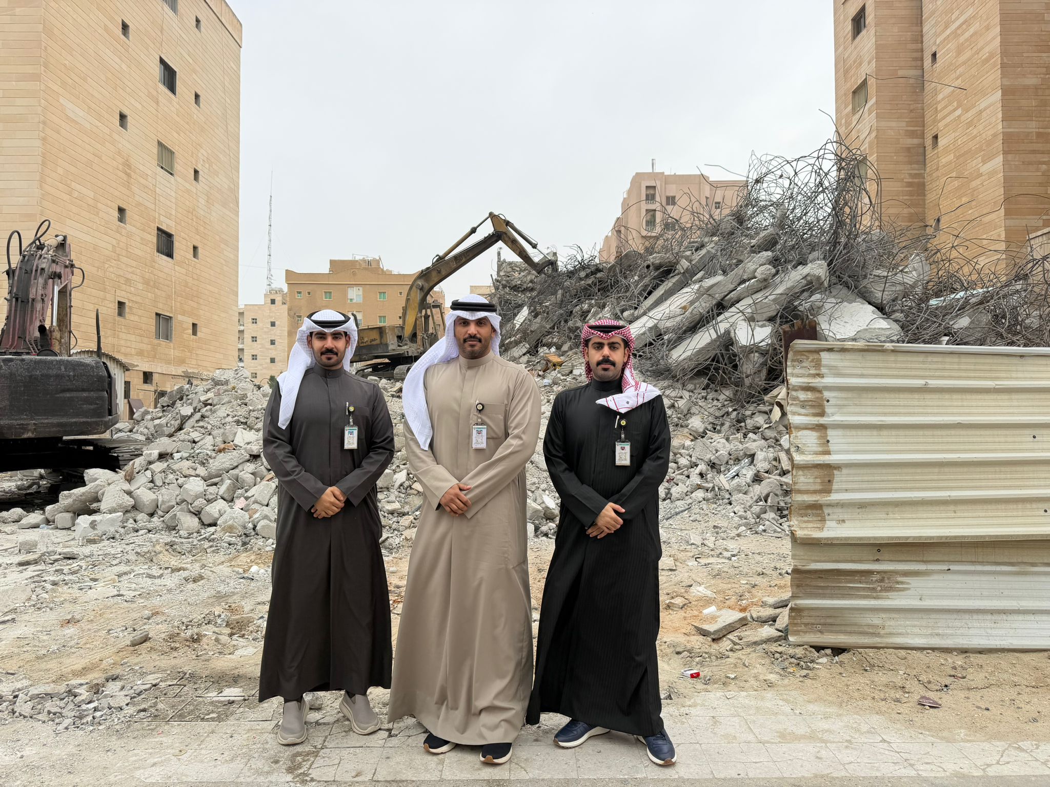 بلدية الكويت تطلق حملة ميدانية تفتيشية موسعة للكشف عن مدى الالتزام باشتراطات أعمال هدم الأبنية بكافة استخداماتها في المحافظات الست - الحملة أسفرت عن هدم تسعة عقارات استثمارية بعد انتهاء مهلة الإنذار وتحرير عدد من المخالفات لعدم الالتزام بشروط السلامة وتوجيه سبعة تنبيهات 