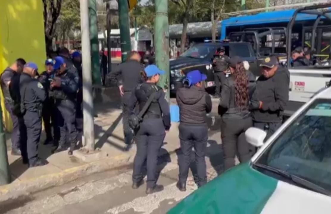 Z1Nacion's tweet photo. Una mujer perdió la vida está mañana tras ser atacada con un arma de fuego por quien presuntamente era su pareja sentimental. Los hechos ocurrieron sobre Avenida Río Churubusco al cruce con la callé de Añil, en la alcaldía Iztacalco. (1/2) https://t.co/qmpxESYo4g