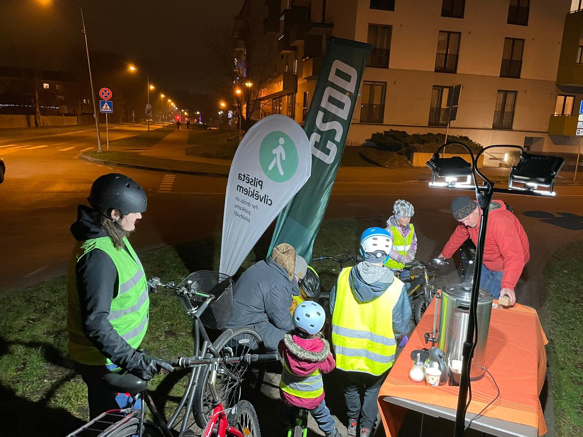 Ciekurkalna's tweet photo. 🚴🏼♀️ Šovakar Čiekurkalna krustcelēs kopā ar @PilsCilvekiem izrotājām “tumšos” velosipēdistus ar #CSDD sarūpētajiem lukturīšiem. Lai gan grēko arī gājēji – atstarotājs ir labi, ja katram trešajam-ceturtajam. Lūdzu pasargā sevi un esi redzams! #ČABdara #Čiekurkalns https://t.co/RuKhX2aRkj