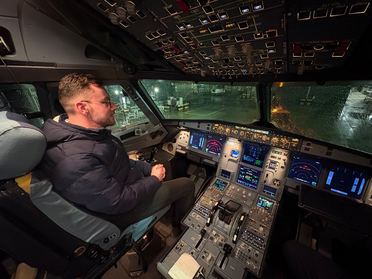 JordanJM02's tweet photo. @jet2tweets I would like to say a massive thank you to the pilots who allowed me to sit in the cockpit for a chat and some pictures. Please apologise to them both as I weren’t very chatty I couldn’t hear due to my ears not being great. 😫☺️ Details for tracing the flight below: https://t.co/ajO1QB1M5T