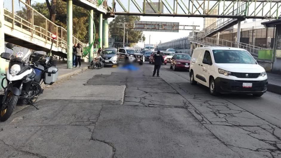 Z1Nacion's tweet photo. Muere conductor de taxi por aplicación,esta mañana sobre Avenida Central en Ecatepec, Edo Mex. La víctima se había detenido a cambiar una llanta de su vehículo cuando fue embestido por un camión de carga que presuntamente circulaba a exceso de velocidad. (1/2) https://t.co/n1pwnTRIas