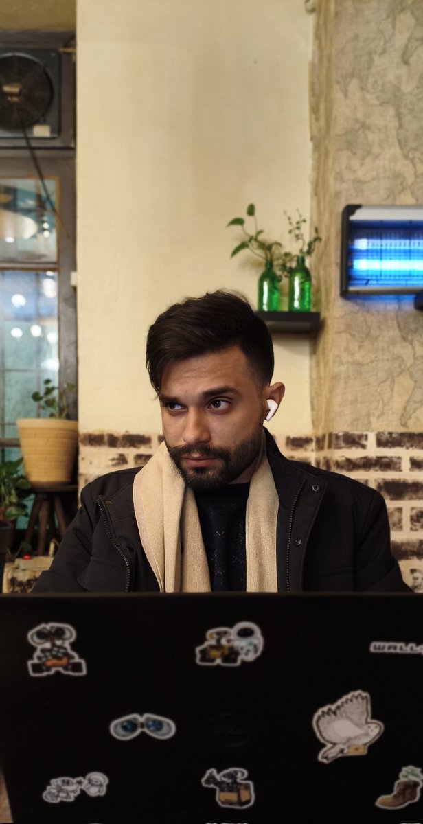 1tea1tea1's tweet photo. وقتی رفیقت گفته هنوز سرکاره و یهو اون ور کافه با دوست دخترش میبینیش https://t.co/tkodzyvF2d