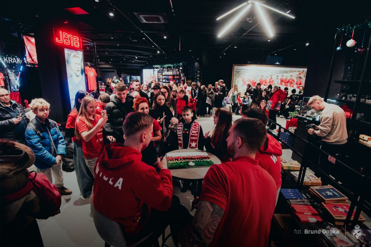 jarokrolewski's tweet image. Drodzy Kibice i Kibicki Wisły,

jak co roku, w ostatnim tygodniu roku spotkamy się na Walnym Zgromadzeniu @WislaKrakowsa 🔵⚪️🔴, które odbędzie się 29 grudnia 2025 r. - jak zwykle będzie transmitowane dla tysięcy akcjonariuszy online.

W związku z opublikowaniem dokumentów…