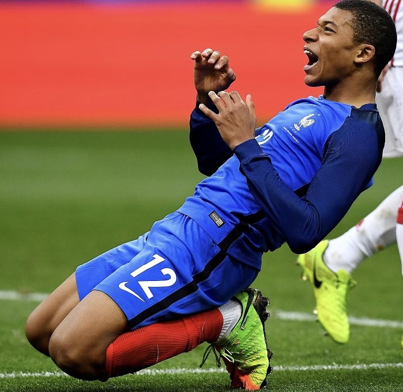 Romano con bigote(tenemos un plan...) tweet media