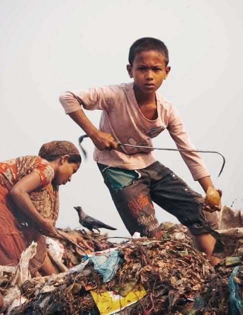 अब न मांगेंगे  कभी तुझसे किताबें, अम्मा
फिर न रूठेंगे किसी रोज़ खिलौनों के लिए !

#शर्मनाक