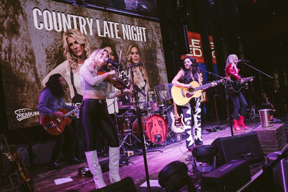 runawayjune's tweet image. Thinking back on #CMAawards week ♥️ Thanks again to @OleRed and @PremiumSeatsUSA for having us at the Country Late Night After Party! What a way to head into the holidays ✨