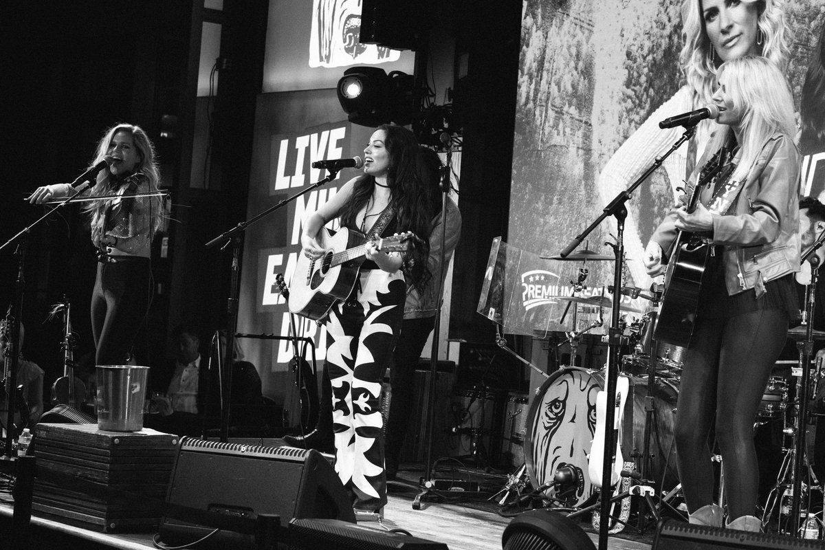 runawayjune's tweet image. Thinking back on #CMAawards week ♥️ Thanks again to @OleRed and @PremiumSeatsUSA for having us at the Country Late Night After Party! What a way to head into the holidays ✨