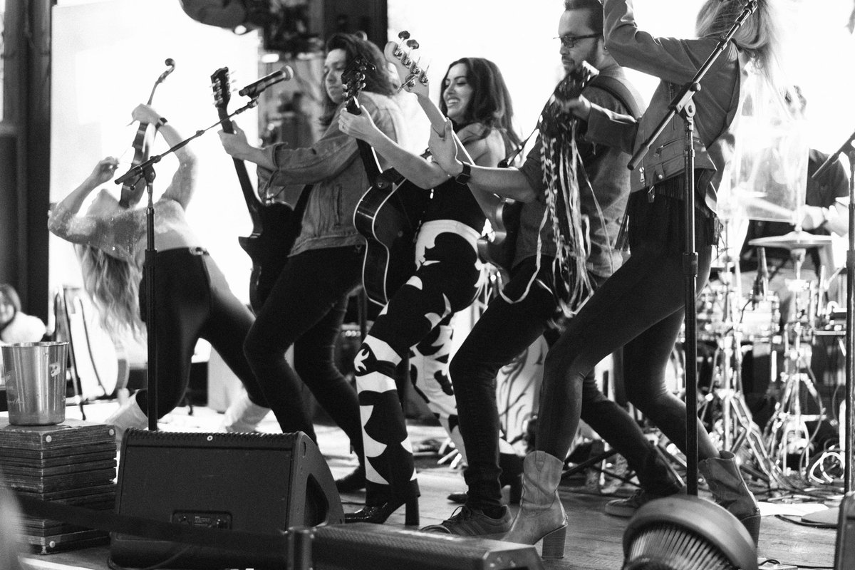 runawayjune's tweet image. Thinking back on #CMAawards week ♥️ Thanks again to @OleRed and @PremiumSeatsUSA for having us at the Country Late Night After Party! What a way to head into the holidays ✨