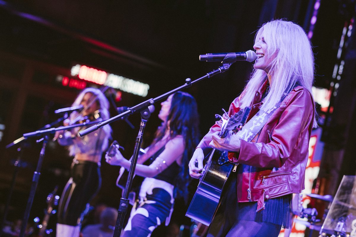 runawayjune's tweet image. Thinking back on #CMAawards week ♥️ Thanks again to @OleRed and @PremiumSeatsUSA for having us at the Country Late Night After Party! What a way to head into the holidays ✨