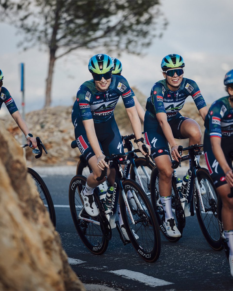 EsenciaCiclista's tweet photo. 🔍 La nueva 'piel' del AG Insurance de Mireia Benito
#EsenciaCiclista #AGInsurance
📸 AG Insurance - Soudal Quick Step https://t.co/7VRsAxJT4p