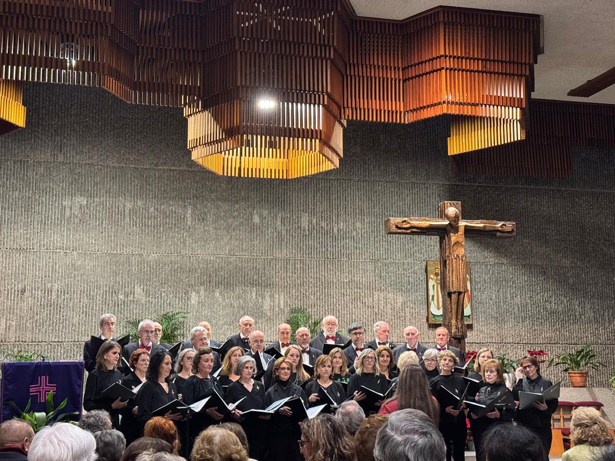 Concierto navideño en la parroquia Nuestra Señora Reina del Cielo.
Siempre es un placer cantar en casa.
Vuestra acogida siempre numerosa y cálida.