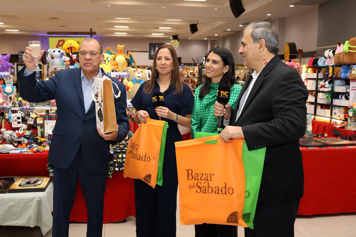 CCICHN's tweet photo. Para seguir promoviendo el talento emprendedor y motivar a los hondureños a consumir lo nuestro, @FrenteaFrenteHN se transmitió hoy desde el @BazarDelSabado1 – Edición Navideña, en #Expocentro.

El periodista Renato Álvarez, junto al presidente de la CCIC, @kqubain1; Melissa Faraj, directora del Bazar del Sábado; y Paola Rietti, directora corporativa de Mercadeo y RSE de Televicentro, compartieron el impacto de este proyecto que impulsa y fortalece a los emprendedores hondureños.

Agradecemos a @televicentrohn, Emisoras Unidas y @tunota_com por ser aliados estratégicos de la CCIC y sumarse al compromiso de apoyar el Bazar del Sábado y la economía local.