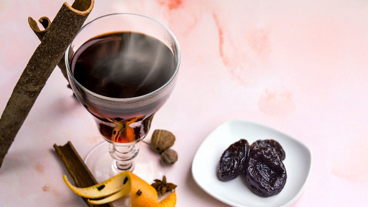 寒い冬の夜は、#カリフォルニアプルーン とホットワインで心も体もぽかぽかに🍷

冷えた体を暖めてくれるのはもちろん、どちらにも含まれているポリフェノールがむくみのケアにも役立つんです😲

スナックとしてつまんでも、ワインと一緒に楽しんでも◎
ヘルシーに暖まる、冬のひとときを😊

#CAPrunes