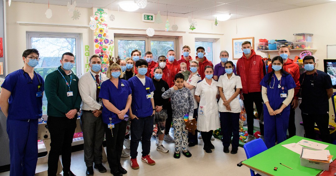 Lincoln_Women's tweet photo. ❤️ Players from Lincoln Women joined the Lincoln City men's team in a recent visit to Lincoln County Hospital to help spread some festive cheer. 

➡️ https://t.co/56QPU1uFiK https://t.co/TEAu8bRYTC