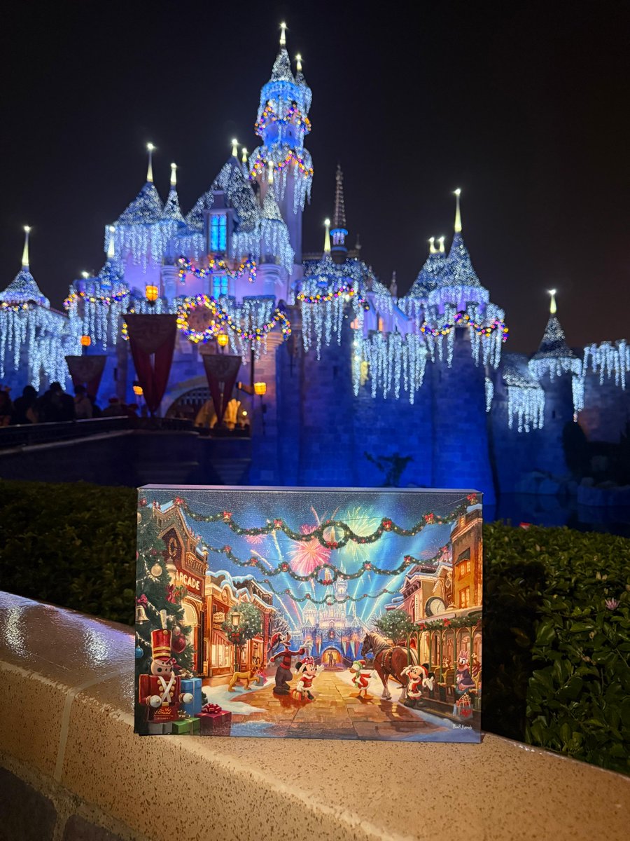 Introducing Disneyland Christmas, a Disney Parks exclusive, only available in the parks! 

See this art and more during our event at Disneyana in Disneyland that runs through December 21st! Event information: artbrand.com/pages/live-spe….

#artbrandstudios #disneyart #disneyland