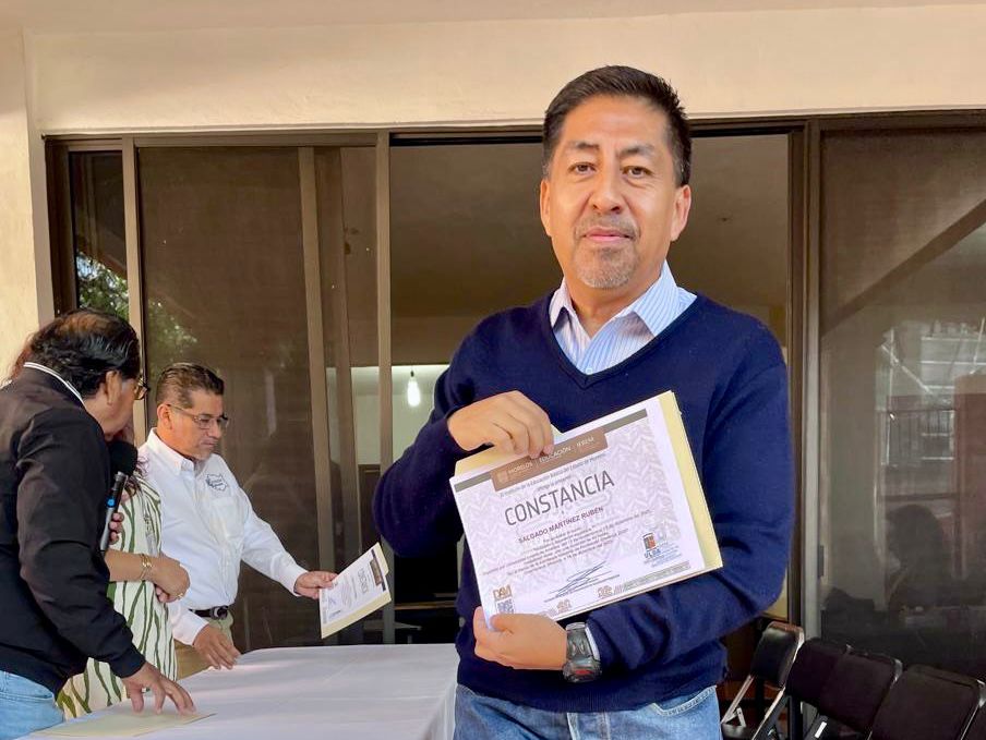 IEBEM_'s tweet photo. El encargado de despacho de la dirección general del @IEBEM_, Raúl Aguirre Espitia, informó que el Departamento de Actualización Magisterial del Instituto, llevó a cabo la entrega de constancias de Formación Continua del Programa para el Desarrollo Profesional Docente #PRODEP 2025, una acción que reconoce el compromiso del magisterio con su actualización profesional y el fortalecimiento de la educación en #LaTierraQueNosUne.

La actividad se desarrolló en el Centro de Maestros 01 de #Cuernavaca el pasado 16 de diciembre, como parte de la Estrategia Nacional de Formación Continua, a través de la cual se da validez a las competencias adquiridas por cerca de 50 figuras educativas entre Docentes, Técnico Docentes, Personal de Supervisión y Asesores Técnico Pedagógicos #ATPs, quienes participaron en este proceso formativo que contribuye a elevar la calidad de la enseñanza en las aulas.
