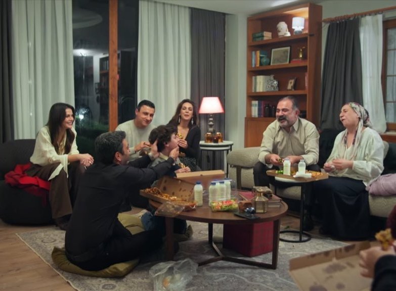 pardoncamyok's tweet photo. Ben hizmetlilerle yemem diyen it borana onları koltuğa oturtup kendi yerde yiyen cihom şoku https://t.co/E5g3cdMoxH