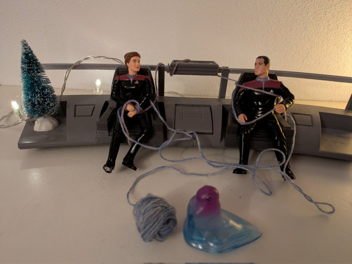 Steffilovesamy's tweet photo. Captain's personal log:
Christmas knitting project has been canceled. It turns out that kittens aren't the only ones who love yarnπ
#12DaysofVoyager
#JanewayandChakotay
#JCdeservedbetter
#StarTrekVoyager
#StarTrekProdigy
#SetACourseforSeason3 https://t.co/jhsIYPJWqE