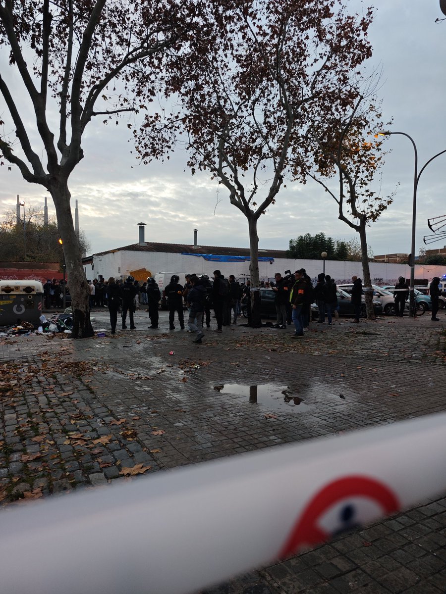 Aquesta setmana he cobert dues manifestacions. En ambdues, els Mossos només han permès visibilitat puntual o darrere del cordó.
La llei (art. 11 Llei FCSE) i el protocol 2023 obliguen a facilitar el dret a la informació.