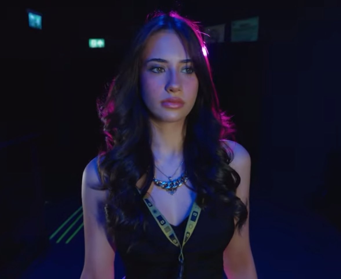 -Birseyler icin sonuna kadar cabaliyor
-İzleyicilere inanilmaz bir seyir zevki veriyor
-Kendisi kotu yorum alsa bile arkadaslari iyi yorum aldigi icin seviniyor 
-Ayrica inanilmaz guzel 
Kisaca onsuz bir big5 dusunemiyorum Ecenur biz senden raziyiz
#EcenuruEleyemezsiniz