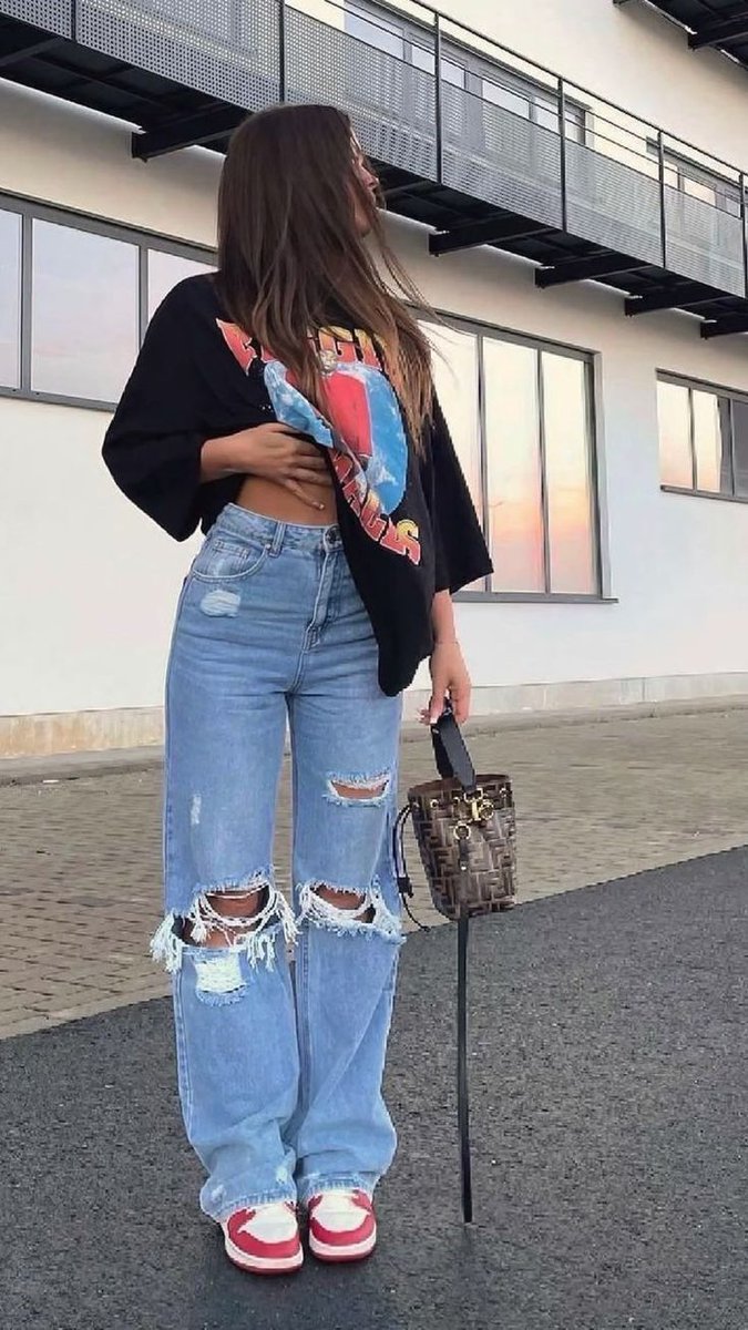 ફાટેલા કપડાં સીવી ને વાપરનારી પેઢી ખતમ થઈ,
હવે સિવેલા કપડાં ને ફાડીને પહેરનારી પેઢી ચાલુ થઈ...

#GoodMorning
 #જય_શ્રી_કૃષ્ણ