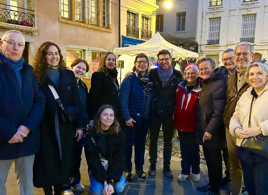 Porte à porte dans le #vieuxlyon avec les équipes <a href="/JM_Aulas/">Jean-Michel AULAS</a> et une critique unanime contre les bouchons sans fin sur les quais de Saône qui détériorent la qualité de l’air des habitants. Et une véritable bronca contre la fermeture de l’accès au quai à la sortie du parking St Jean