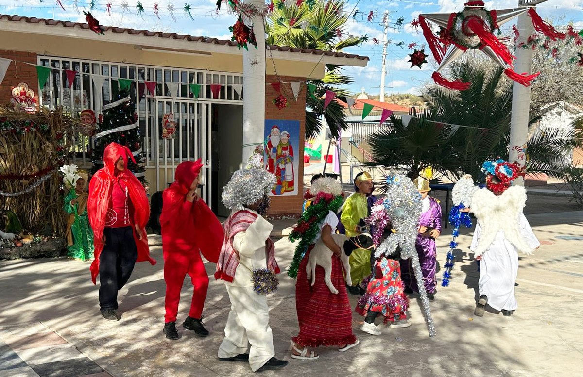 ¡Seguimos con las posadas! 🤩
Los niños y niñas de la Primaria Municipal "Emiliano Zapata" tuvieron su tradicional posada; además hicieron una Pastorela , la cual fue presentada a las madres y padres de familia. 🏫🙌