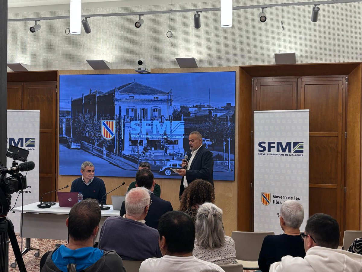 sferroviarism's tweet photo. Omplim la sala polivalent de la nostra nova seu a l'edifici Términus per assistir a la primera conferència del cicle que inauguram avui: "Quan sonaven les sirenes".

Interessant xerrada sobre els bombardeigs i refugis antiaeris durant la Guerra Civil a Mallorca a càrrec de @Maguilera_ i #BartomeuFiol.