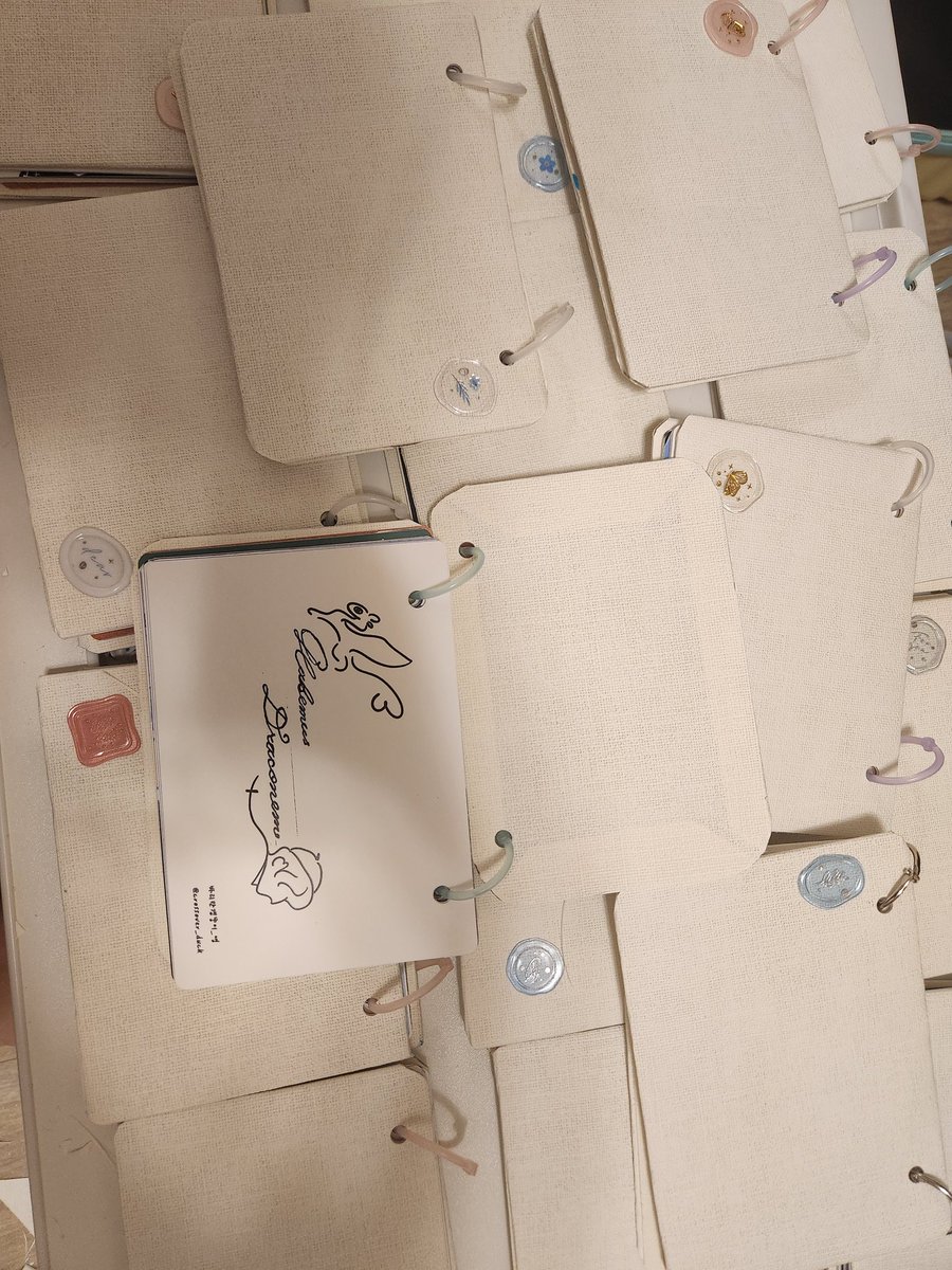 crossover_duck's tweet image. 내일 콘클라베 배포전에 드길3×콘클라베2024. 크로스오버로 라퓨성하유사부녀 스토리엽서북과 스티커를 가져갑니다! 
부스번호-16
부스명-바티칸 길들이기
엽서북에 경우 업체에 맡기지 않고 직접만들어서 회지가 전체적으로 2%부족하니 구입하기전 확인해보고 구입해주세요.