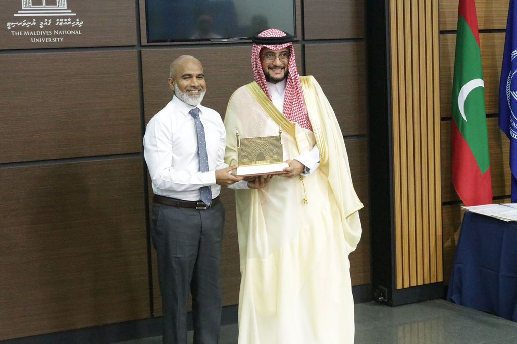 InstMaldive's tweet photo. احتفى معهد العلوم الإسلامية والعربية بالمالديف باليوم العالمي للغة العربية من خلال مشاركته في فعالية الجامعة الوطنية بالمالديف، بحضور سعادة سفير المملكة، مؤكدًا دوره في نشر العربية وتعزيز هويتها وثقافتها.
#اليوم_العالمي_للغة_العربية
#لغة_الضاد
#الجامعة_الوطنية
#رؤية_السعودية_2030 https://t.co/FWV5XfSlDM