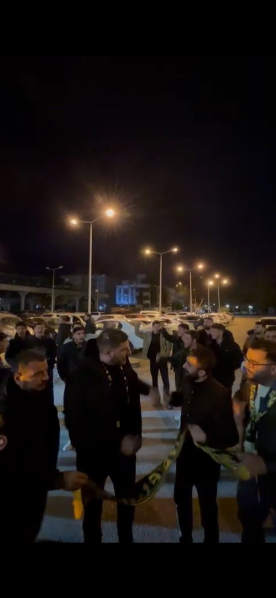 Sen sarılmışsın bize 
Daha ne fark eder ki bize..!
#cemgölbaşı