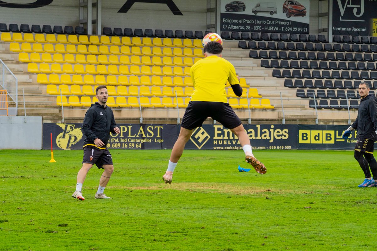 ⚽️😁 ¡Tarde de entreno en nuestro templo!

Seguimos preparándonos para el siguiente encuentro. ¡Con ganas de #ChiclanaSanRoque! 💪🏼