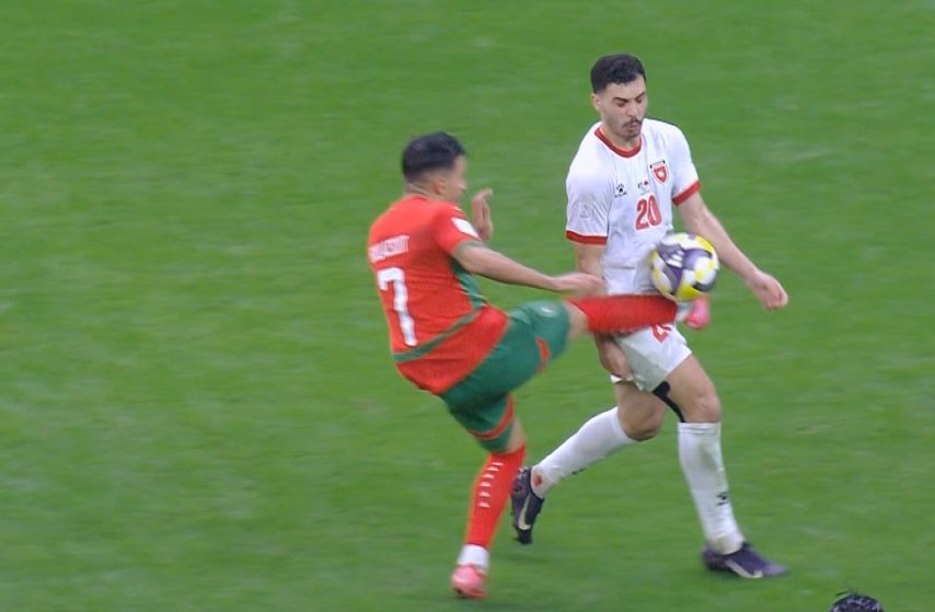 لقطة لمسة اليد التي تسببت في إلغاء هدف مهند أبو طه العالمي لمنتخب الأردن أمام المغرب 