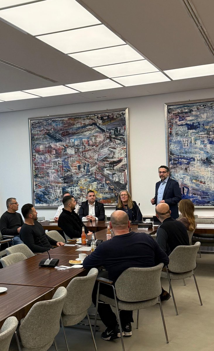 Heute waren Özlem Ünsal und ich bei dem Bildungsseminar von Mercedes in der Bremischen Bürgerschaft zu Gast! Es ist immer sehr schön, mit den Beschäftigten in den Austausch zu kommen!

#SPDFraktionHB #StarkdurchdenWandel #SPD