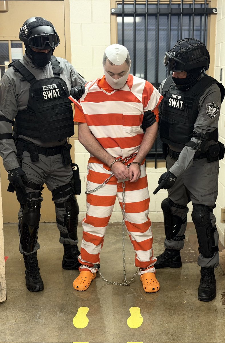 Facility_22's tweet image. Our lovely guards make sure the ones in orange know how to follow directions.  

Very helpful guards

Guards- @SWAT_Studios23 / @Hunter_Chase_23 

Inmate - @boundtight85 

To book or join an event 
Jailevents.com 

#f22 #facility22