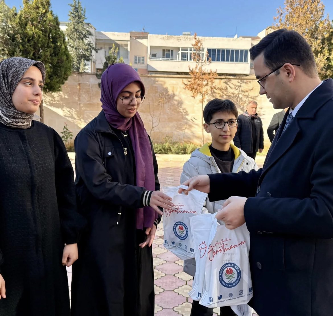 Bir Bilenle Bilge Nesil isimli kompozisyon yarışmasında ilçe birincisi olan Meryem Sadık, ilçe ikincisi olan Baran Atakul ile diğer tüm katılımcı öğrencilerimizi tebrik ederiz. <a href="/midyatilcemem/">Midyat İlçe Milli Eğitim Müdürlüğü</a> <a href="/ebsmidyat/">EBS Midyat</a> <a href="/abdurrahimdmr47/">Abdurrahim DEMİR</a> <a href="/MidyatFen/">Midyat Fen Lisesi</a>