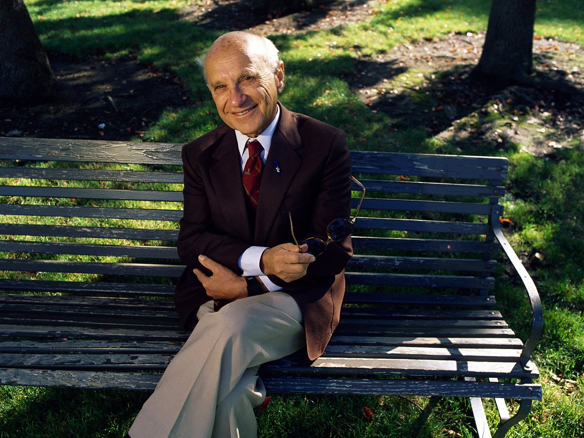 QuotesforGoal's tweet image. “En el libre mercado no importa de qué color sea la gente, ni cuál sea su religión, sólo importa si pueden producir algo que quieras comprar. Es el sistema más efectivo que hemos descubierto para conseguir que gente que se odia haga tratos y se ayude entre sí”

Milton Friedman