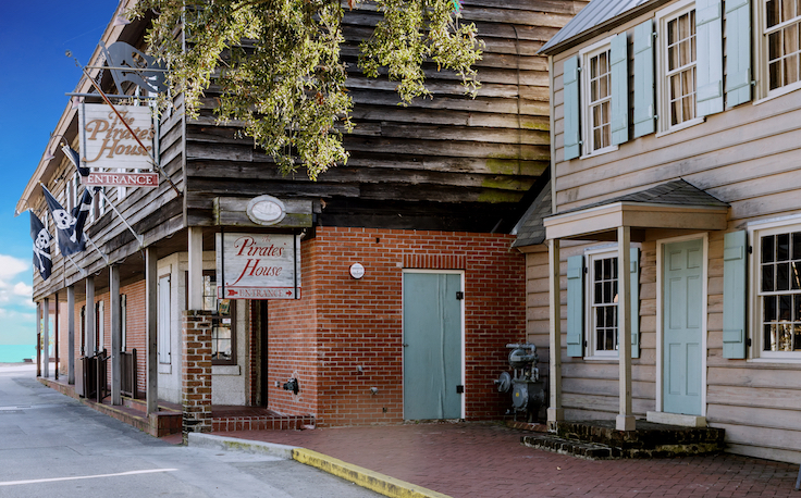 GAFollowers's tweet photo. Did you know that Georgia's oldest bar is even older than the U.S.? 

The Pirates’ House in Savannah, dating back to 1753, is Georgia’s oldest bar. It was once a tavern for sailors and pirates and is now a historic restaurant and popular tourist spot. https://t.co/Y0nLql1p0g