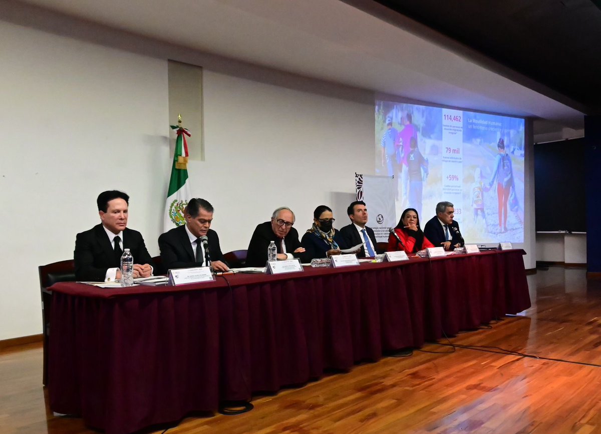 SSalud_mx's tweet photo. El subsecretario Ramiro López Elizalde destacó que la Estrategia Nacional de Salud para Personas en Contexto de Movilidad busca algo muy simple y fundamental: que nadie se quede sin atención médica por su origen o situación migratoria. 🩺

El objetivo es garantizar acceso a la salud, fortalecer la prevención, atender la salud mental, la salud sexual y reproductiva, y medir resultados para mejorar la atención en albergues, centros de salud y procesos de repatriación. 

Porque la migración es una realidad humana y el derecho a la salud es para todas y todos. 🩺 🫱🏽‍🫲🏼