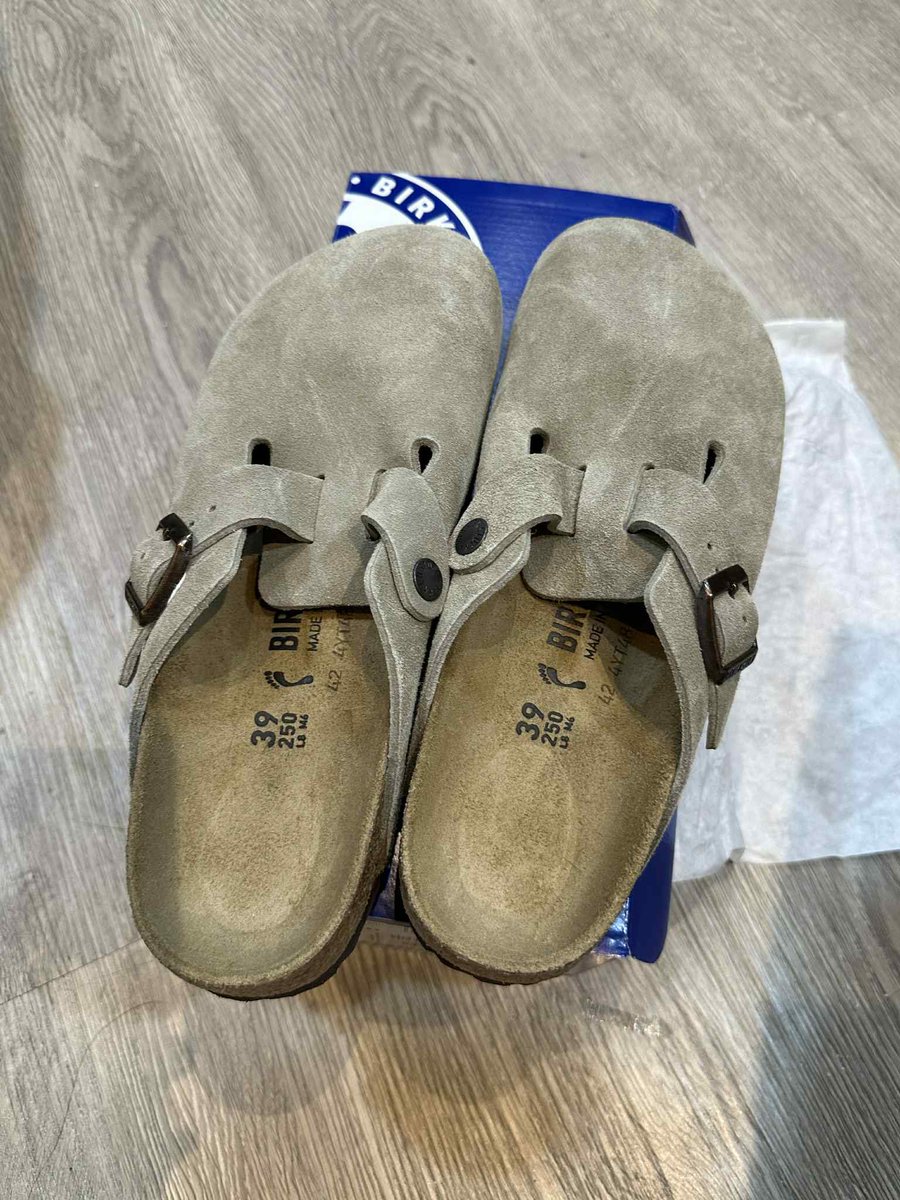 iamgoodguyssss's tweet photo. ส่งต่อ Birkenstock Boston size 39 ซื้อมาแล้วแคบไปนิดหน่อย 6,500 บาท
#birkenstockthailand https://t.co/75aIJBrfhM