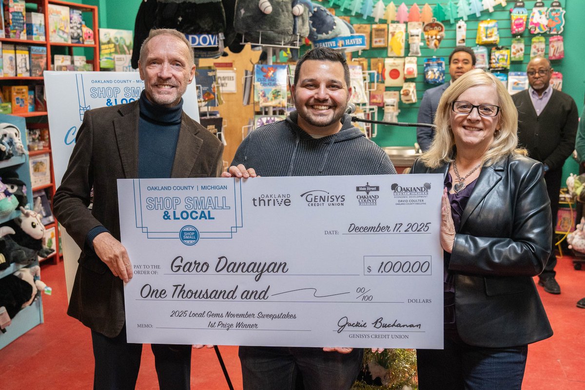 OakGovEO's tweet photo. Our local economy is anchored by the unique small businesses we call “local gems” in #OaklandCounty. Happy to join @AdvantageOak in Downtown #Ferndale to announce recipients of our #LocalGemOC sweepstakes. See the randomly selected #LocalGemOC winners: https://t.co/sEEHFySJMA. https://t.co/S4Xls6bmvB